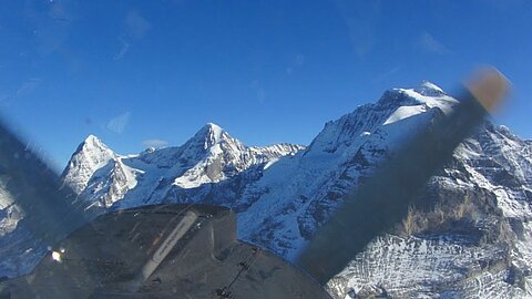 Vor uns Eiger, Mönch und Jungfrau.