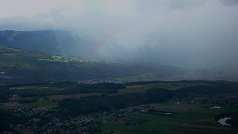 Regenbogen entlang dem Jura.