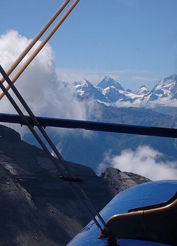 Zur rechten Seite kommt kurz das Matterhorn zum Vorschein.