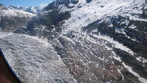 Unter uns das ewige Eis vom Aletschgletscher.