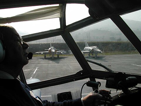 Nach der Landung in Buochs. Abgestellt sind diese ausgedienten Mirage-Flugzeuge.