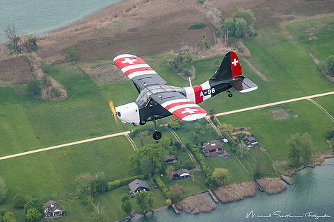 Die Stinson begleitet uns nach Lausane.