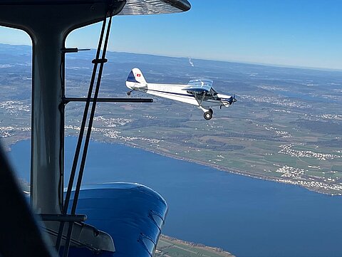 In Begleitung kommt dieser Piper Cub.