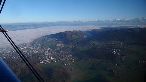 Das Aaretal liegt under dem Nebel.