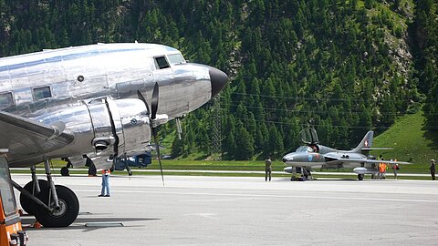 Legenden aus der Fliegerei, Douglas DC-3 und Hunter-Kampfflugzeug.