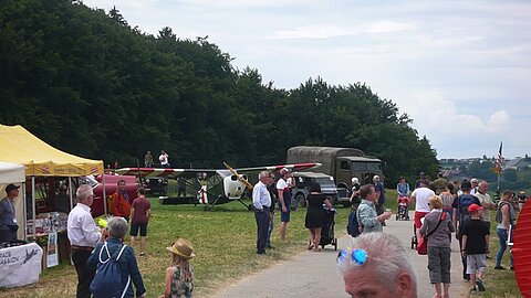 In mitten der Besucher die Stinson.