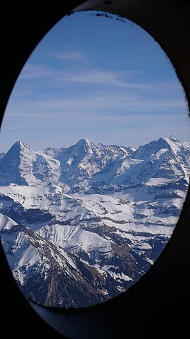 Durch die Fenster erblickt man, Eiger,Mönch und Jungfrau.