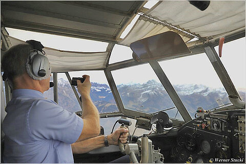Der Pilot macht Bilder für die Homepage.