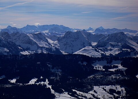 Bildmitte ist das Matterhorn auszumachen..