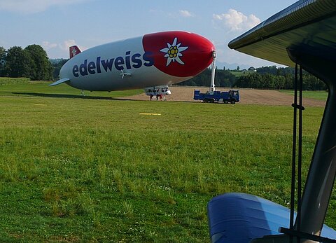 Ein anderes Flugobjekt wartet auf Passagiere.