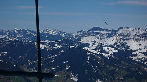 Ein Segelflieger sucht Aufwind.