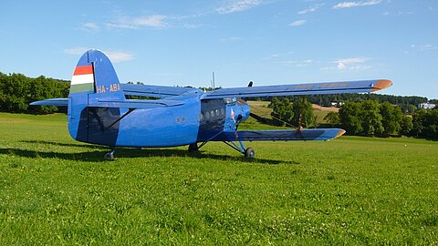 Auf dem idyllischen Flugplatz.