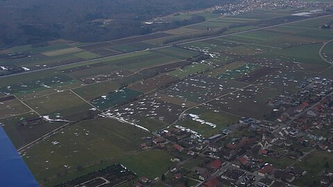 Wie grosse Schneeflocken in der Gegend von Kestenholz.