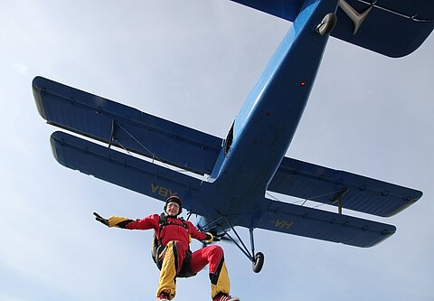 Die Springer verlassen die Antonov.