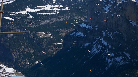 Gleitschirme bei Mürren.