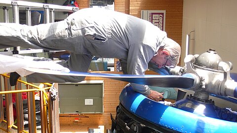 Heiri an der Arbeit am Motor.