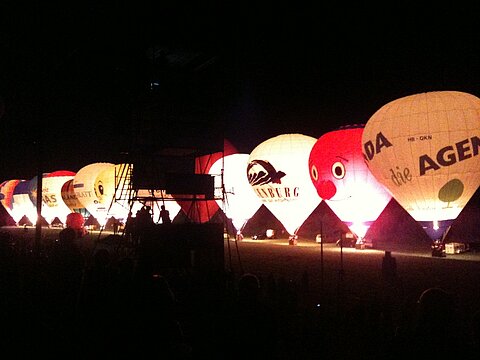 Musik, Licht und Gasballone.