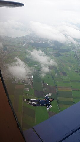 Ein Springer verlässt die An-2 aus 1700m.ü.Grund.