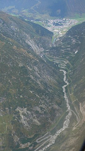 Schöllenenschluch und im Hintergrund Andermatt.