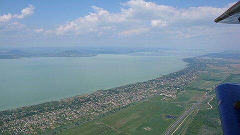 Der Balatonsee aus der Vogelperspektive.