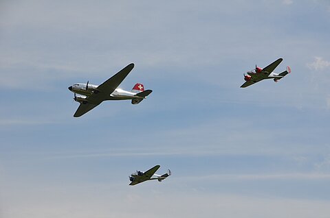 Formation DC-3 und zwei Beechcraft B18.