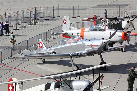 Pilatus P-2 und P-3, dahinter der Stinson.