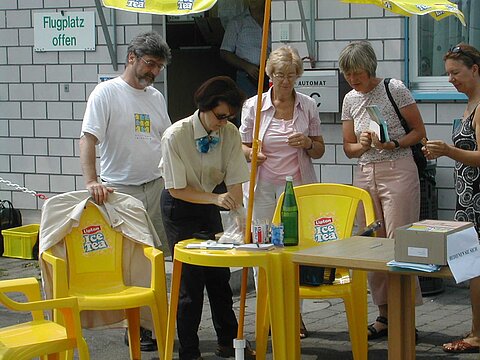 AVS-Stand beim ausfüllen der Flugscheine.