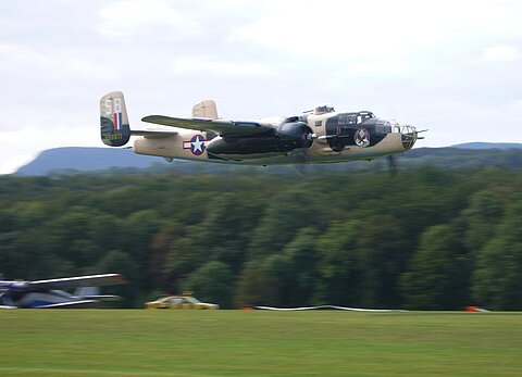 Bomber B-25 im Tiefflug.
