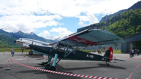 Zum Gedenken an die Gauligletscherlandung vor 71 Jahren kam dieser Fieseler Stroch (Morane Saulnier MS505) und DC-3.