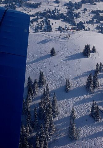 Vorbei an einem der vielen Skilifte im Berner-Oberland.