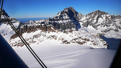 Spuren im Schnee von Flugzeugen.