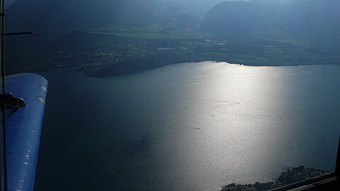 Thunersee im Gegenlicht.