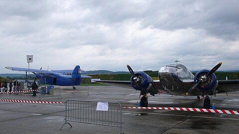Antonov AN-2 und der neue Beechcraft von Matys Aviation.