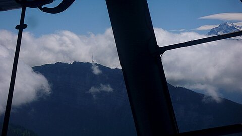 Der Sendeturm vom Niederhorn ist auszumachen.