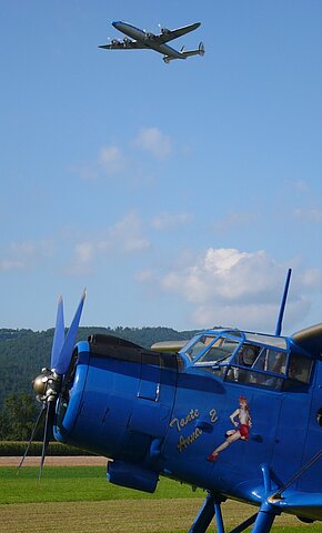 Schweres Passagierflugzeug, Super Constellation im Überflug.
