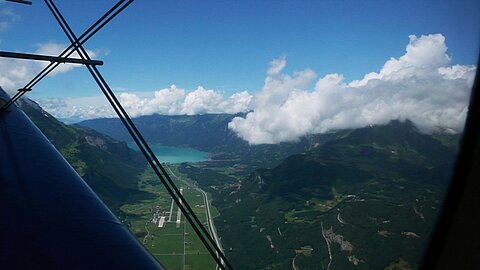 Hoch über dem Haslital mit Flugplatz Meiringen.