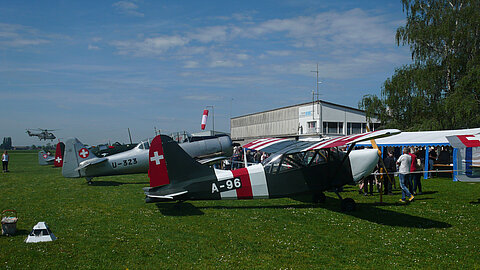 v.r.n.l. Stinson, AT-16, Morane, Mustang, Super Puma.