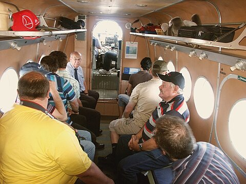 Unsere Passagiere im Bauch der Antonov.