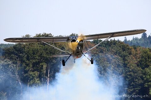 Stinson L-5 mit Rauchpatrone.
