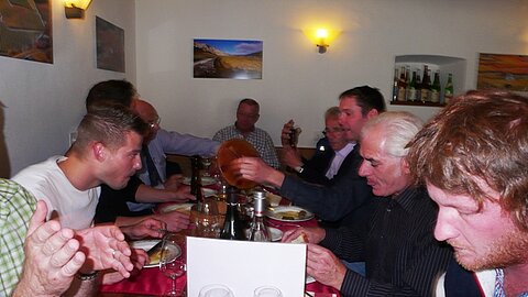 Alle geniessen das Raclette-Essen.