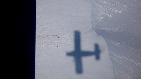 Der Schatten verfolgt uns.