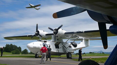 Über der Catalina startet die Pilatus P-2 zur Vorführung.
