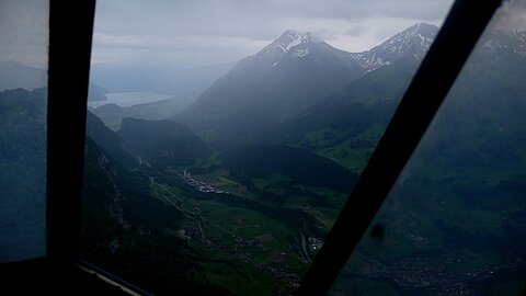 Rechts der Niesen dahinter der der Thunersee.