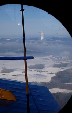 Aus dem Hochnebel steigt die Dampfwolcke des Kernkraftwerks Gösgen.