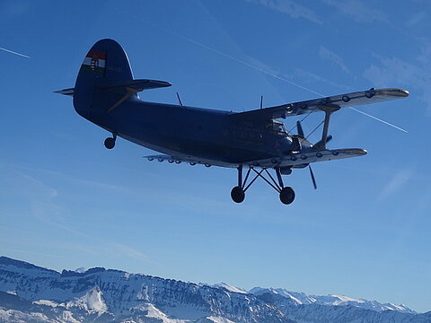 Die An-2 wird von zwei Linenflugzeugen oben begleitet.