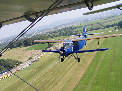 Zwei AN-2 in Formation.