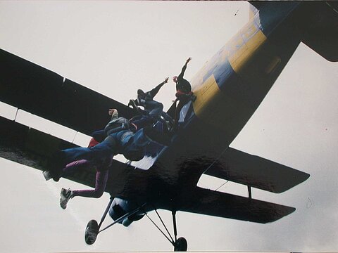 Fallschirmspringer verlassen auf 1500Meter über Grund das Flugzeug.