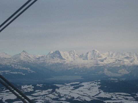Im Vordergrund der Thunersee dahinter Eiger, Mönch und Jungfrau.