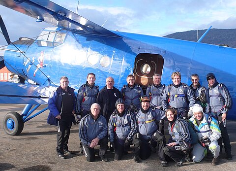 Für ein Gruppenbild besammeln sich die Piranhas vor der AN-2.