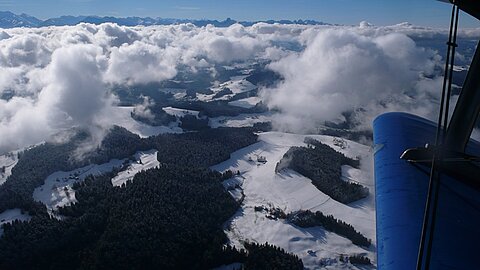 Durch ein Wolkenloch steigen wir in die Sonne.